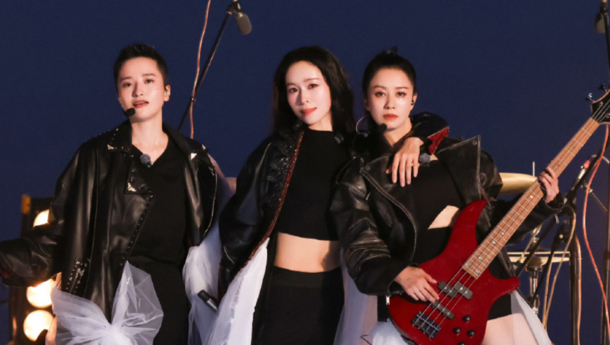 江苏一公交站前多车相撞多人受伤,香港35图库图大全,广泛的解释落实支持计划_内测版V10.83
